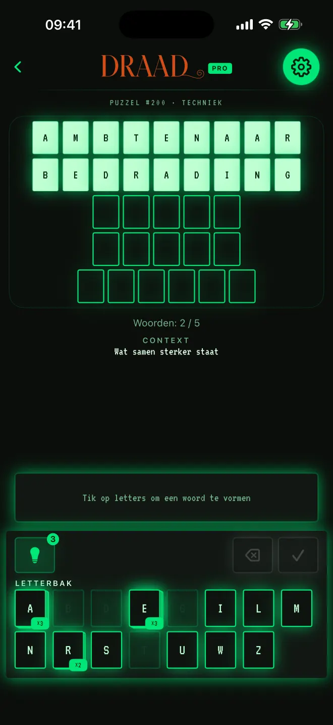 Draad-spel met twee van de vijf woorden opgelost, thema: Arcade.